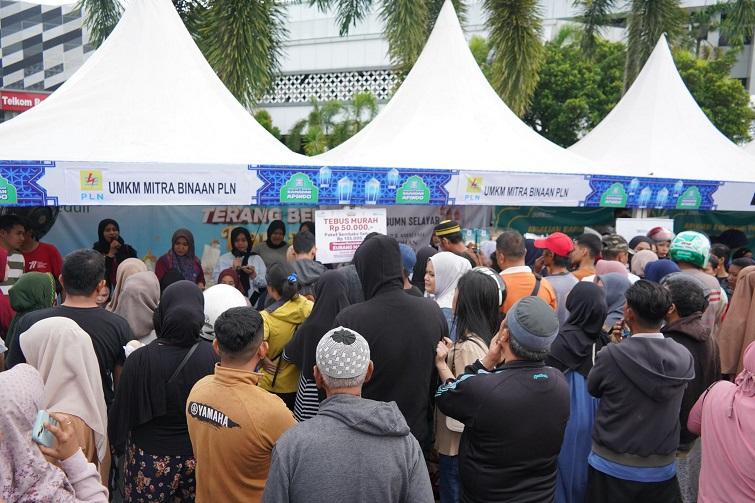 Melalui Program Terang Berkah Ramadan, PLN UID Sulselrabar Salurkan 1.000 Paket Sembako Murah