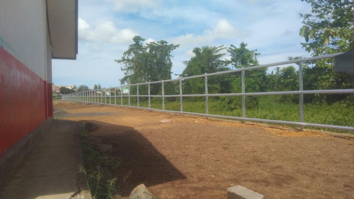 Pagar-sekolah-mulai-dibangun-mengelilingi-SD-Inpres-Ngapaboa-Desa-Topoyo.jpg