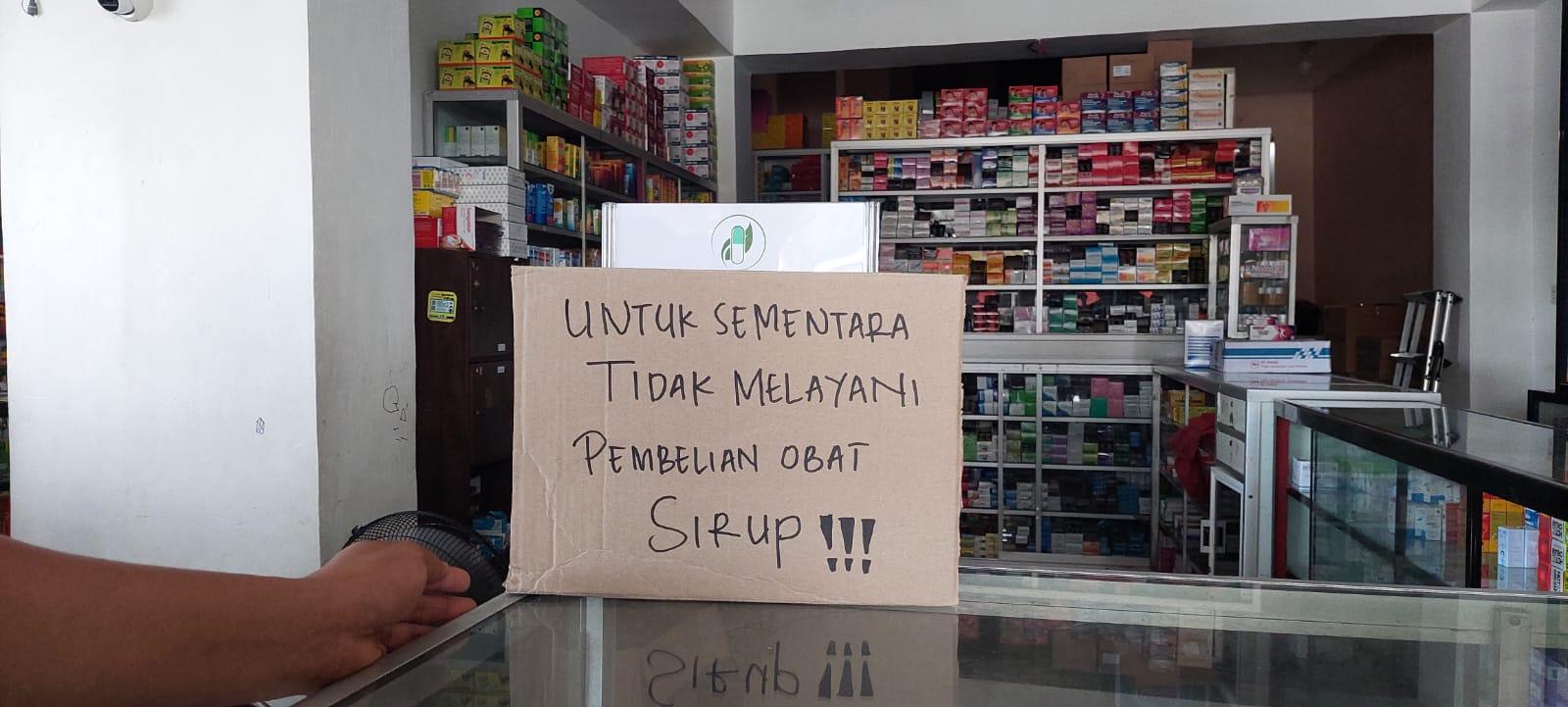 Papan-bicara-di-apotek-di-Pasangkayu-jika-untuk-sementara-tak-menjual-obat-sirop-untukk-anak-anak.jpg