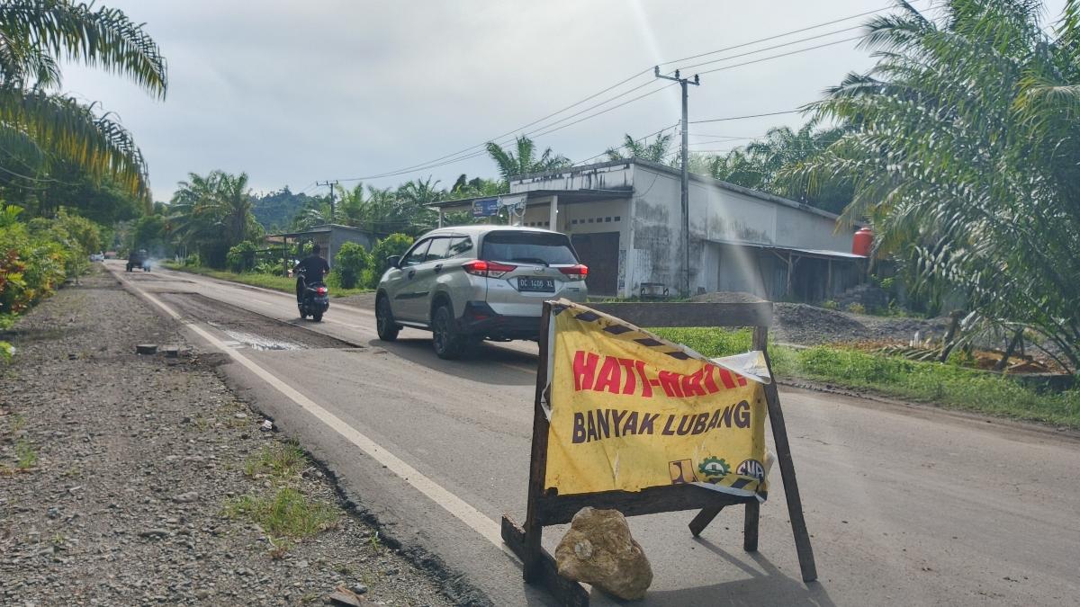 Papan Peringatan di Jalan Poros Tampaure Pasangkayu Baru Dipasangi Usai Sebabkan Pengendara Jatuh