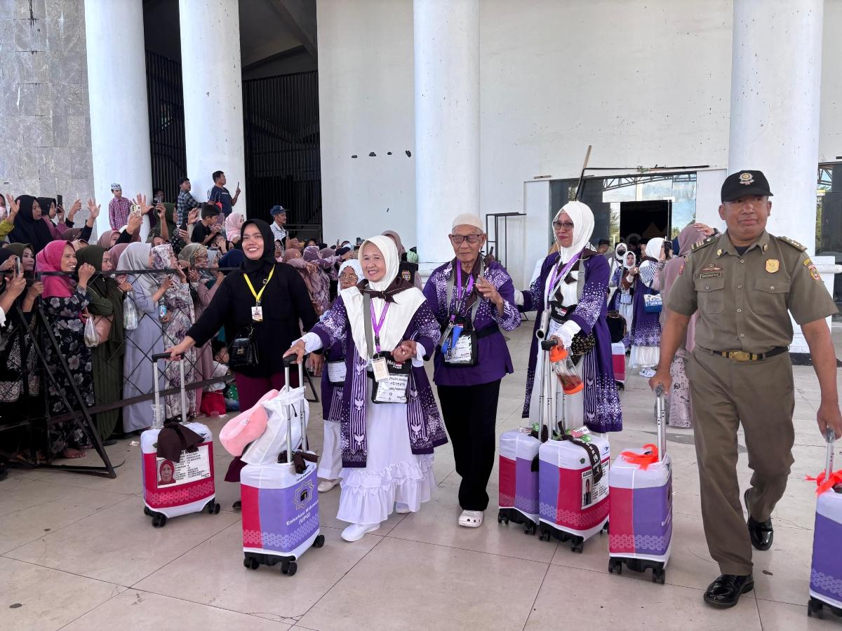 Para-JCH-Kloter-19-berjumlah-214-jemaah-dari-Polman-diberangkatkan-ke-Embarkasi-Makassar.jpg