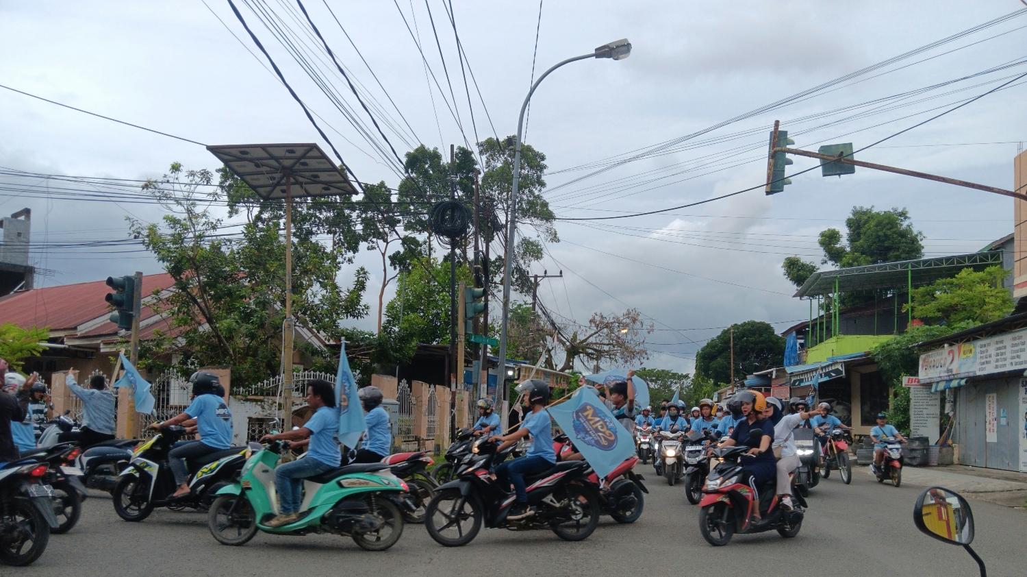 Para-pendukung-Prabowo-Gibran-yang-konvoi-tepatnya-di-Jl-Pengayoman-Rimuku-Mamuju-Sulbar.jpg