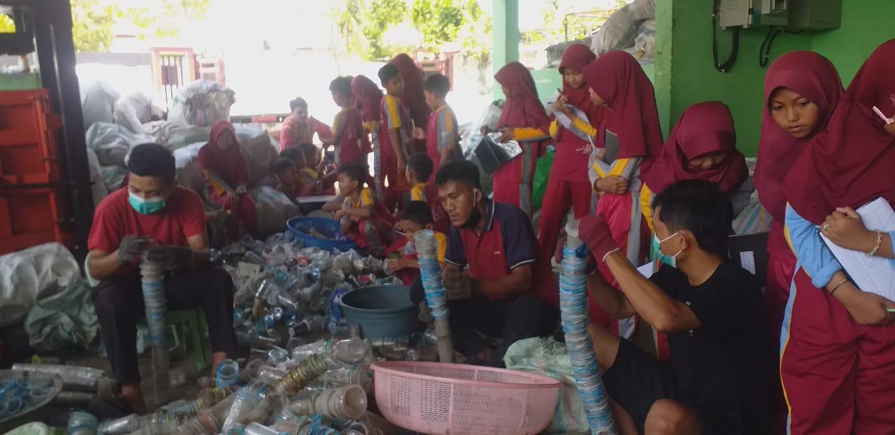 Para-siswa-dari-SDN-006-Pekkabata-saat-mendapat-edukasi-tentang-jenis-sampah-plastik.jpg