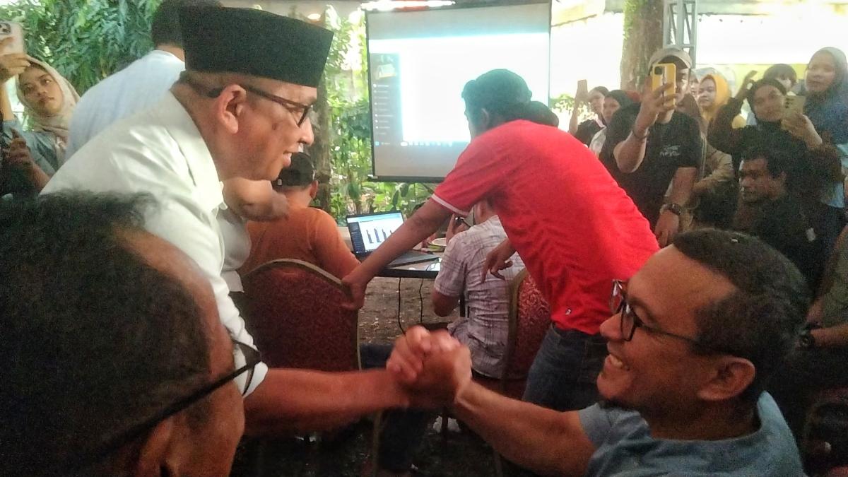 Pasangan-Arsal-Askary-saat-menyaksikan-hasil-quick-count-di-kediaman-Arsal-Aras.jpg