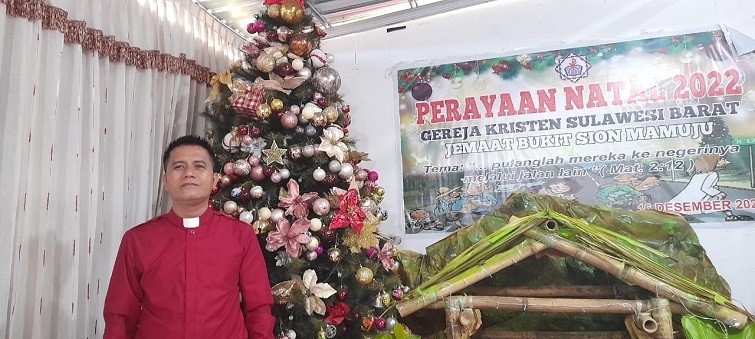 Jelang Perayaan Natal dan Tahun Baru 2023, Gereja GKSB Mamuju Dihiasi Pohon Natal