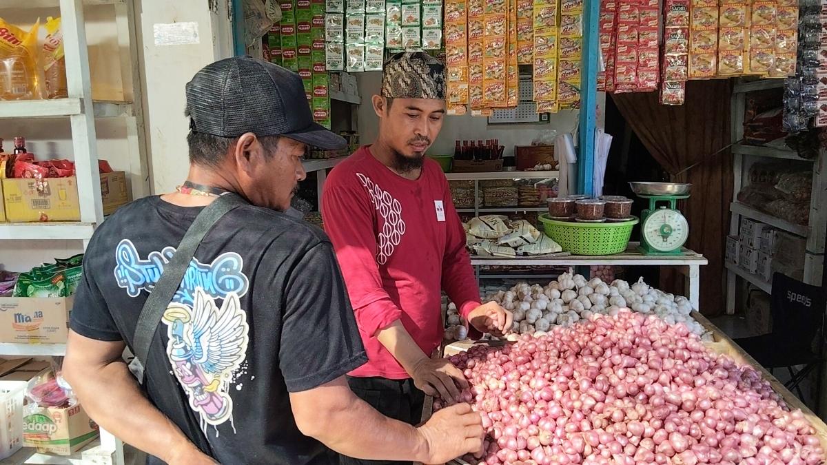 Pedagang-bawang-saat-melayani-pembeli-di-lapaknya-kompleks-pasar-lama-Topoyo.jpg