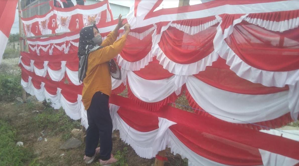 Warga Mamuju Tengah Tidak Terpengaruh Tren One Piece, Pedagang Tetap Jual Bendera Merah Putih