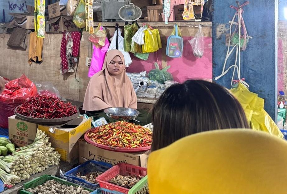 Pedagang-cabai-di-pasar-tradisional-Topoyo-Desa-Topoyo-Kecamatan-Topoyo-Rabu-24122025.jpg
