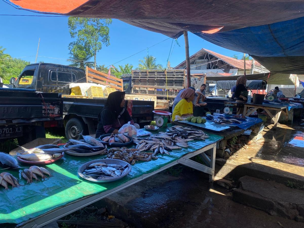 Pedagang-melayani-pembeli-di-lapak-ikan-Pasar-Desa-Randomayang-Kecamatan-Bambalamotu.jpg