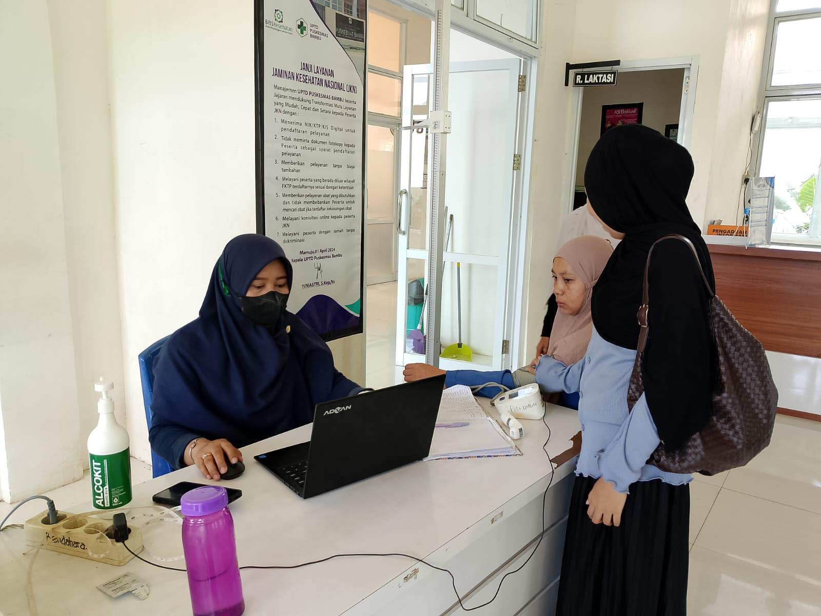 Pegawai-yang-melayani-pasien-di-Puskesmas-Bambu-Kecamatan-Mamuju-Kabupaten-Mamuju.jpg