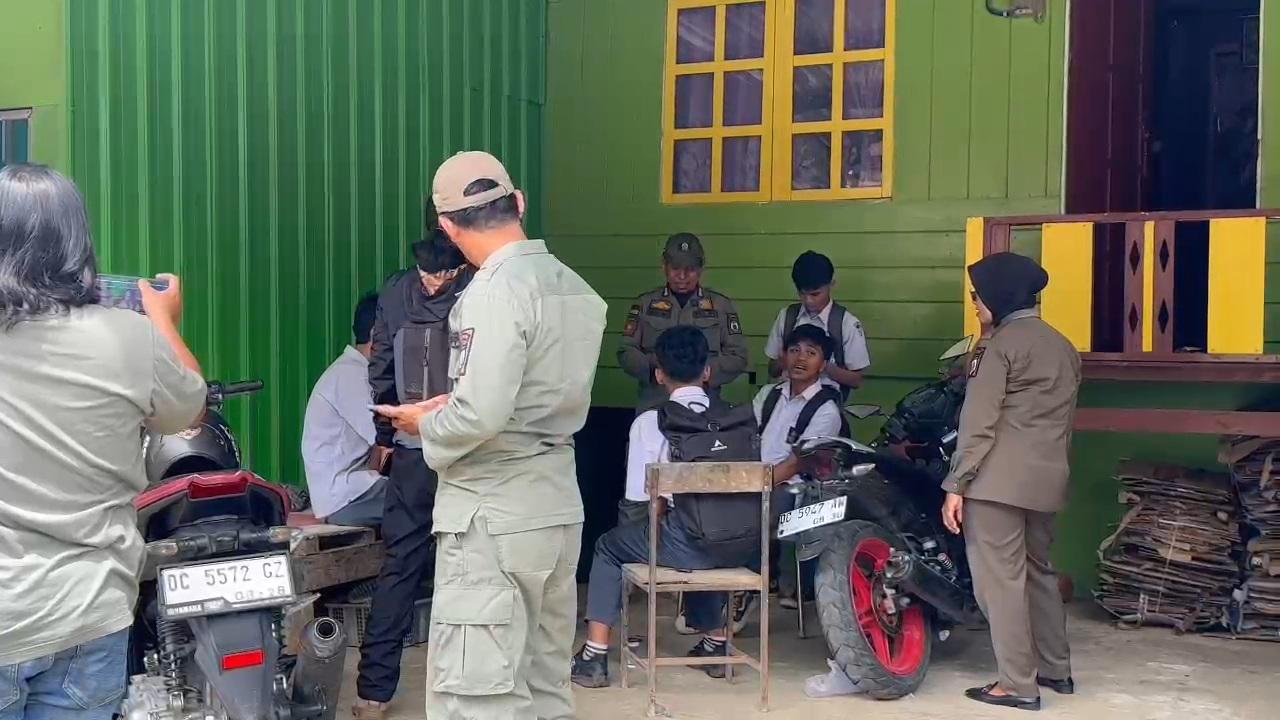Pelajar-yang-terjaring-razia-Satpol-PP-di-tempat-PS-Jl-Pongtiku-Mamuju.jpg