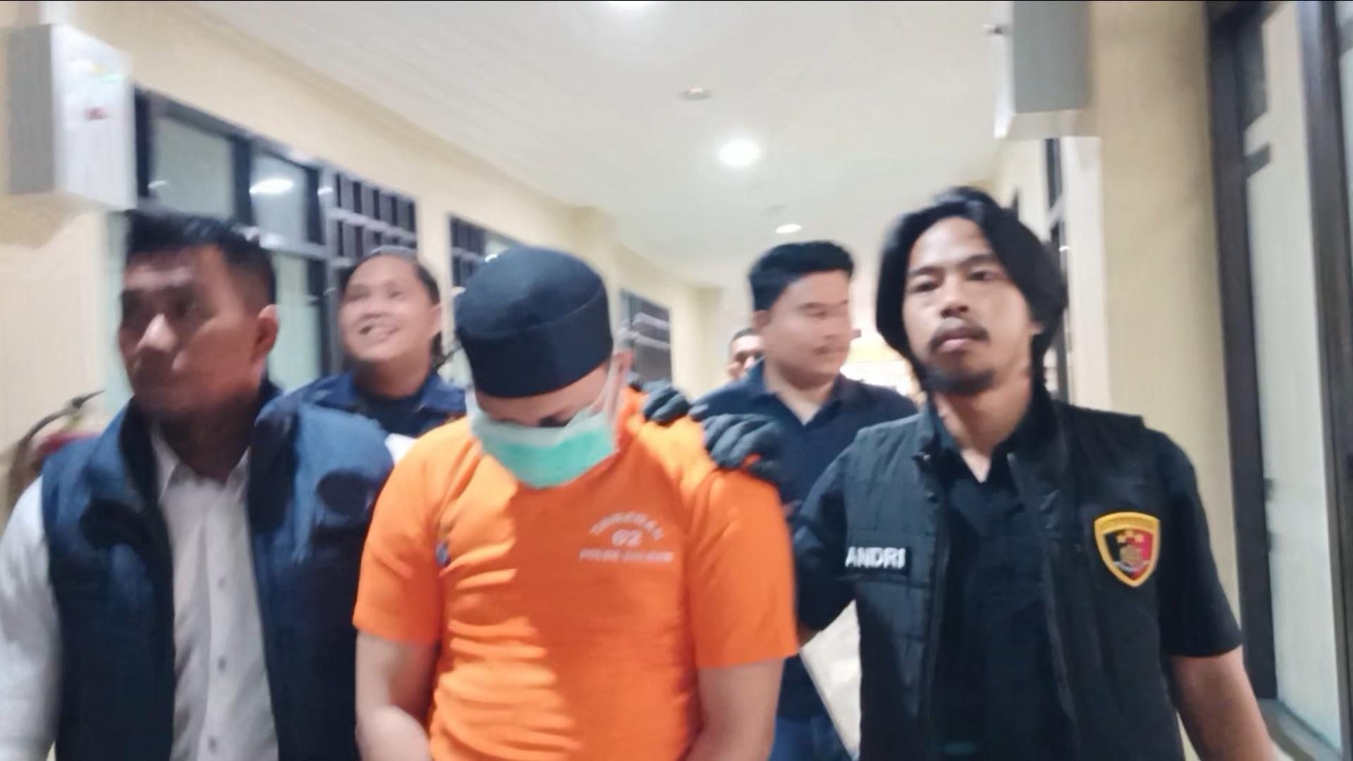 Pelaku-pencurian-dana-desa-Tapandullu-dibawa-ke-ruang-pres-rilis-Polda-Sulbar-Senin-24112025.jpg