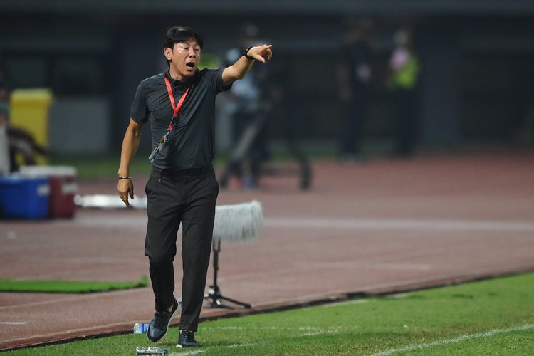 Pelatih-timnas-U19-Indonesia-Shin-Tae-yong-memberikan-instruksi-kepada-atlet-atletnya.jpg