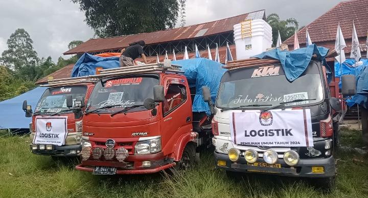 Pelepasan-logistik-Pemilu-2024-ke-6-kecamatan-terjauh-Kabupaten-Mamasa-menggunakan-16-mobil.jpg