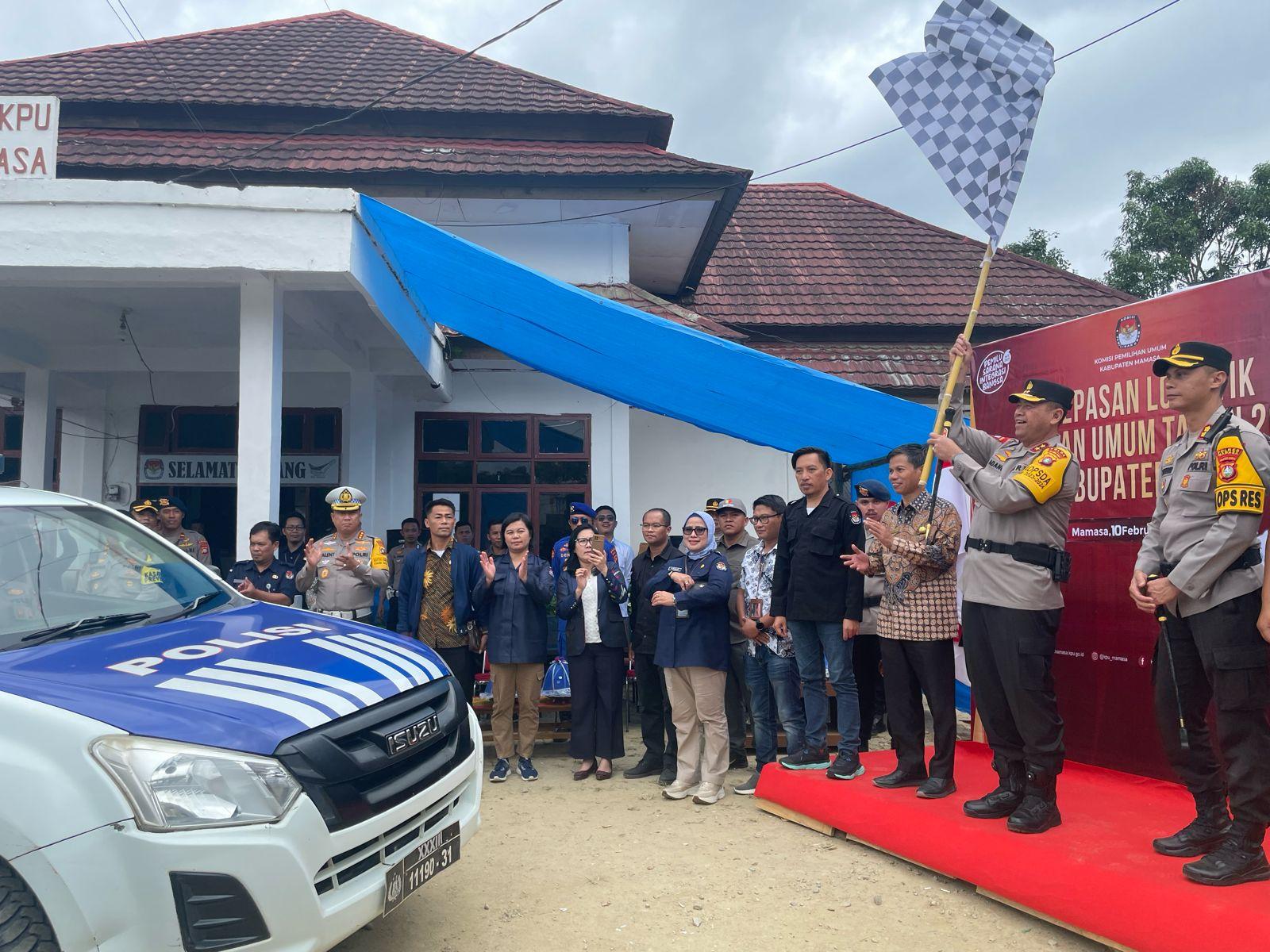 Pelepasan-logistik-pemilu-untuk-diantarkan-ke-enam-kecamatan-se-Mamasa.jpg