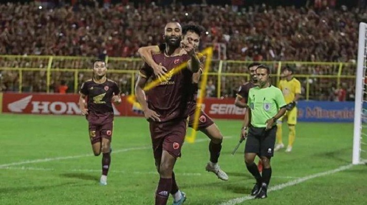 Pemain-PSM-Makassar-Yuran-Fernandes-saat-selebrasi-gol-ke-gawang-Persebaya-di-Stadion-BJ-Habibie.jpg