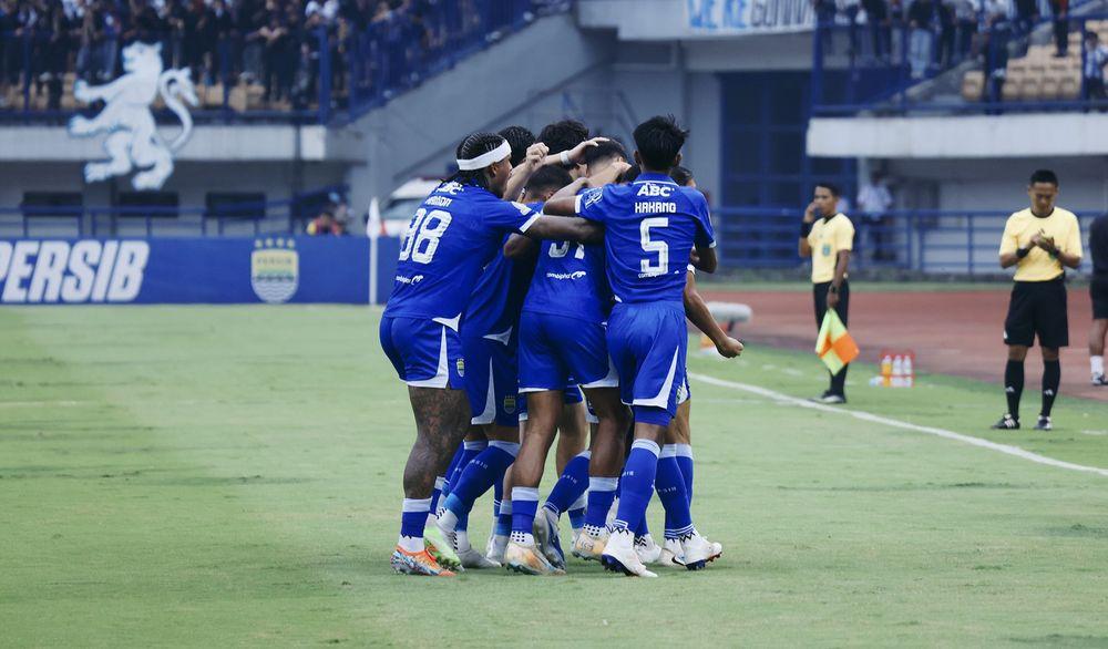 Pemain-persib-Bandung-rayakan-gol-ke-gawang-lawan.jpg