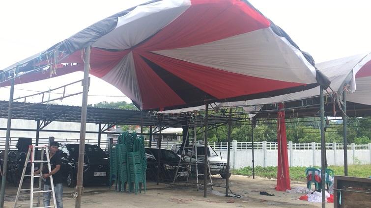 KPU Mamuju Pasang Tenda Tema Merah Putih Sambut Pendaftaran Calon Bupati Wakil Bupati