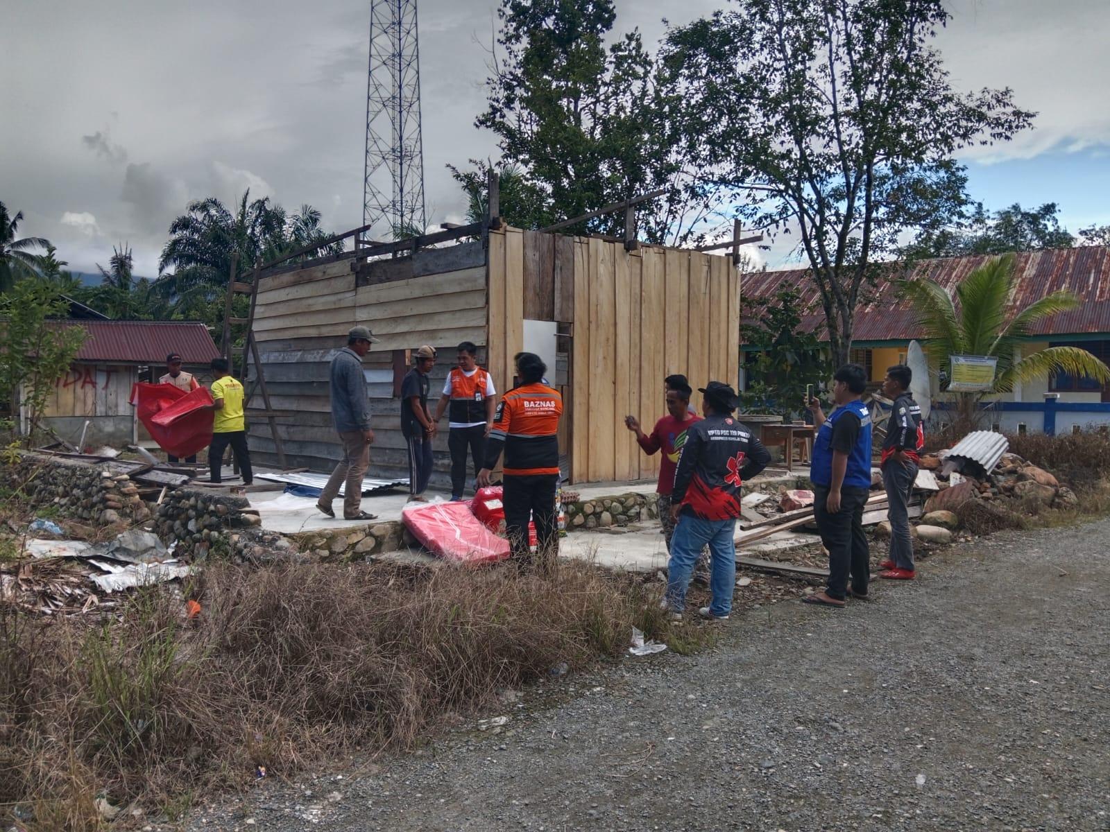 Pemkab-Mamuju-Tengah-menyalurkan-bantuan-ke-warga-terdampak-angin-kencang-di-Desa-Lara.jpg
