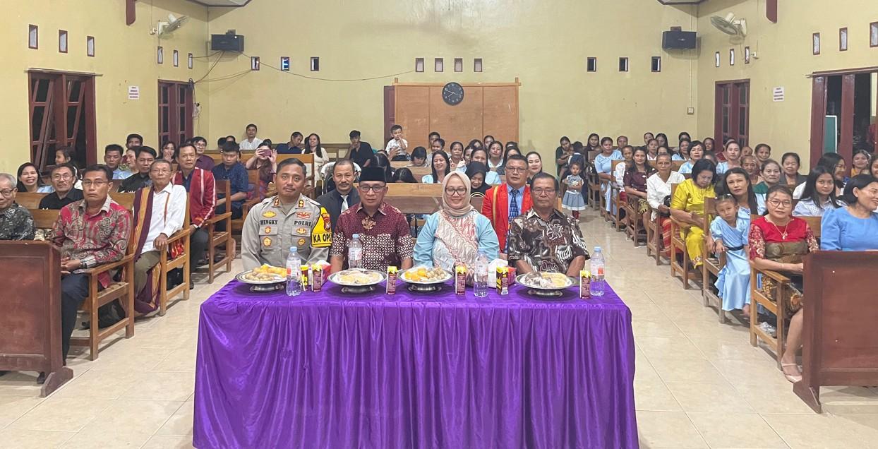 Pemkab-mateng-hadiri-misa-natal.jpg