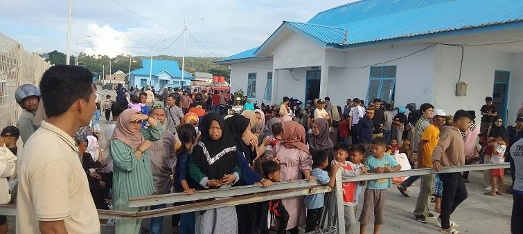 Pemudik-menunggu-giliran-naik-kapal-di-pelabuhan.jpg