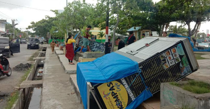 Penampakan-gerobak-yang-terjungkal-dari-stand-akibat-angin-ken.jpg