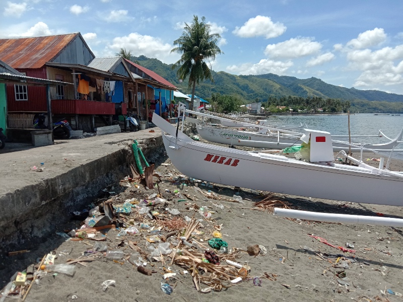 Penampakan-sampah-di-bibir-pantai-Malunda-Majene-Minggu-622022.jpg