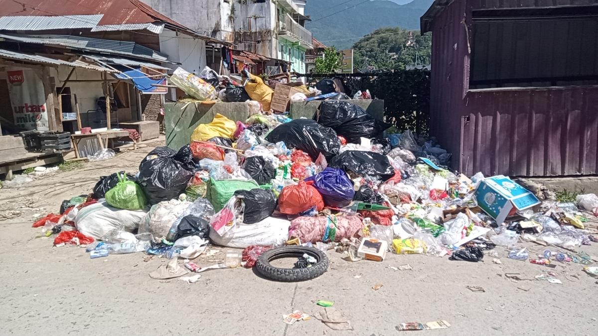 Penampakan-tumpukan-sampah-di-Jl-Emmy-Saelan-Kelurahan-Mamasa-Kabupaten-Mamasa.jpg