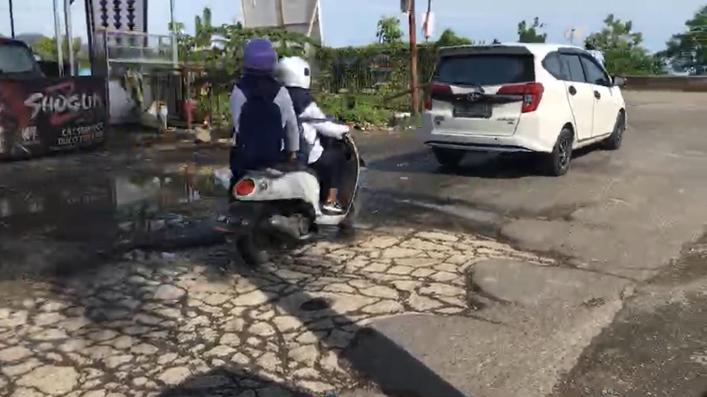 Pengendara-melintas-di-atas-jalna-rusak-di-Jl-Nelayan-mamuju-pada-Senin-16122024.jpg