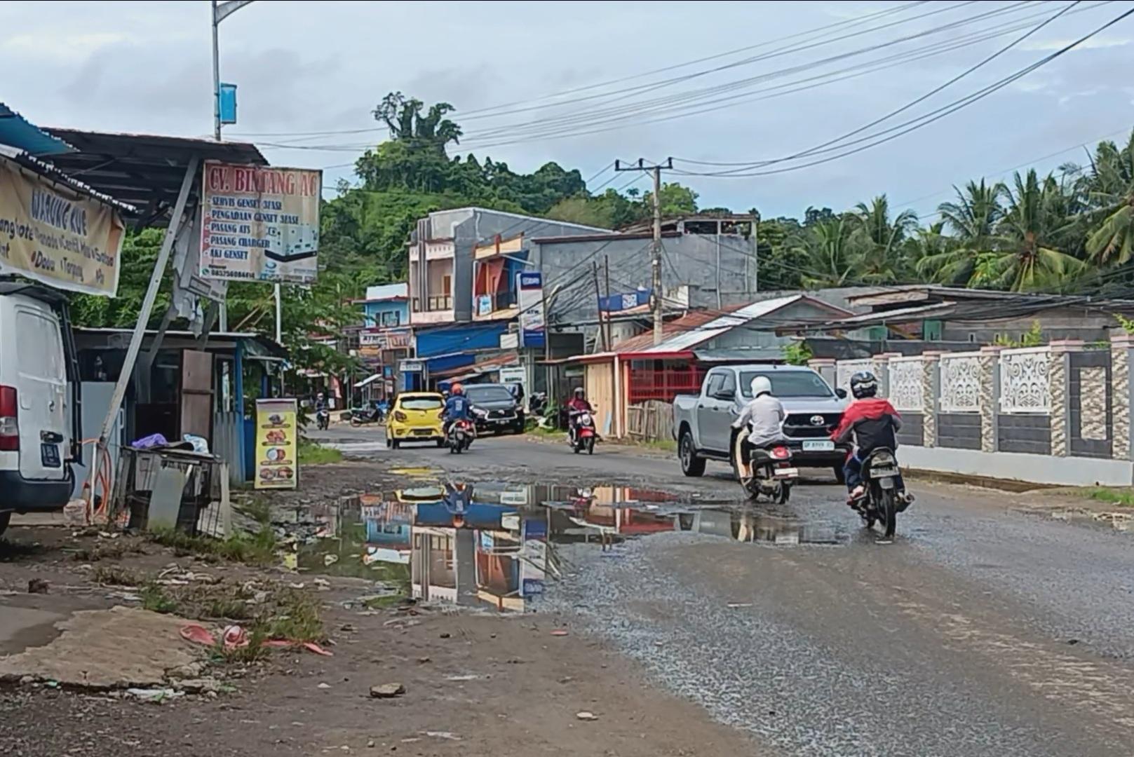 Pengendara-menghidari-genangan-air-di-Jl-H-Abd-Malik-Pettanna-Endeng.jpg