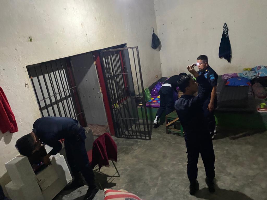 Penggeledehan-yang-dilakukan-di-Lapas-Polman.jpg
