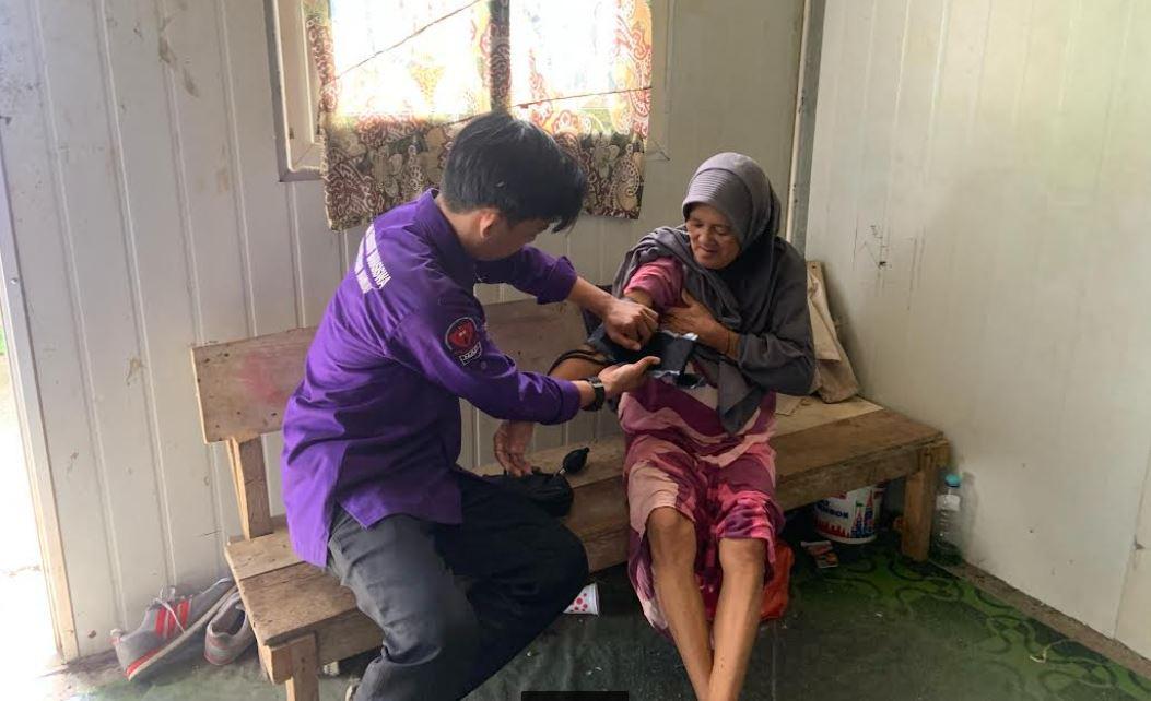 Pengurus-BEM-Mahasiswa-Universitas-Wallecea-Mamuju-memberikan-pelayanan-kesehatan.jpg
