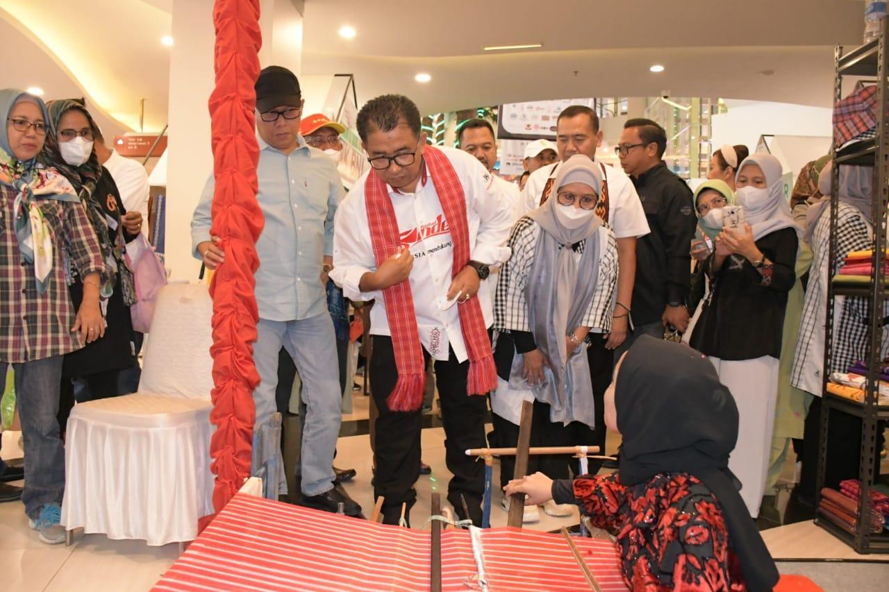 Penjabat-Gubernur-Sulbar-Akmal-Malik-mengunjungi-stand-UMKM-Lokal-Sulbar-di-acara-Sulbar-Expo.jpg
