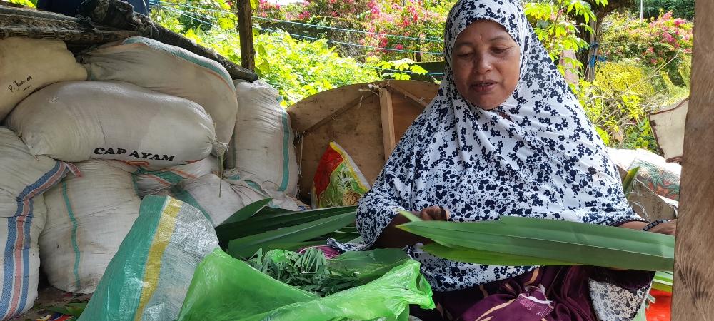 Penjual Bunga Tabur di Pekuburan Islam Mamuju Raup Untung, Manfaatkan Momen Jelang Ramadan