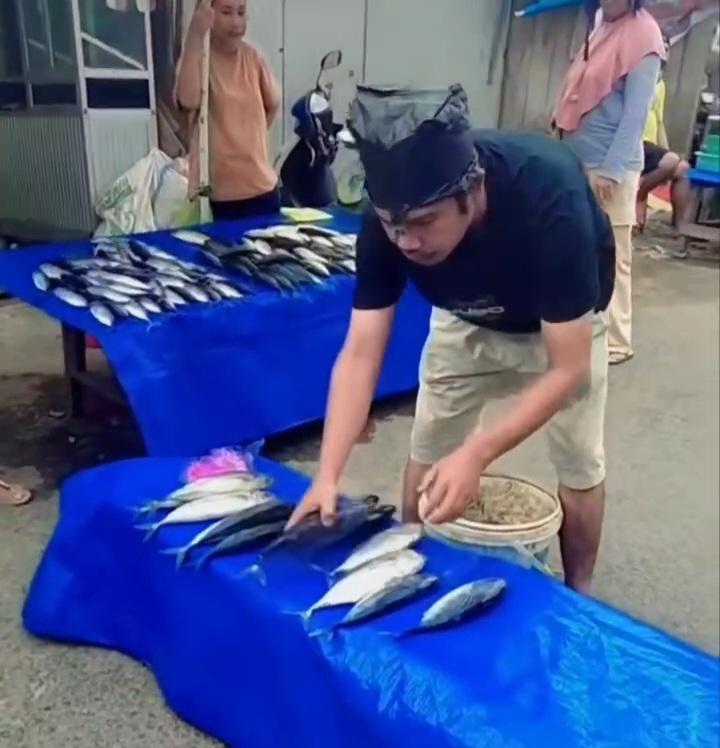 Penjual-ikan-yang-menutup-jalan-Mangga-Keluruhan-Binanga-Kecamatan-Mamuju.jpg
