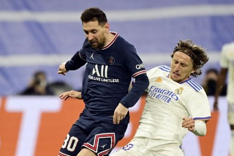 Penyerang-Paris-Saint-Germain-Lionel-Messi-tengah-berduel-dengan-Luka-Modric.jpg