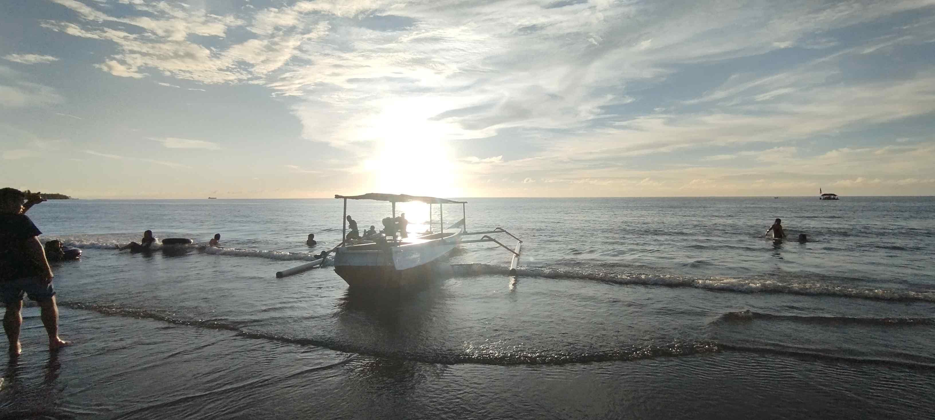 Perahu Katinting JWahana Paling Diminati Pengunjung Pantai Koa-koa Pasangkayu