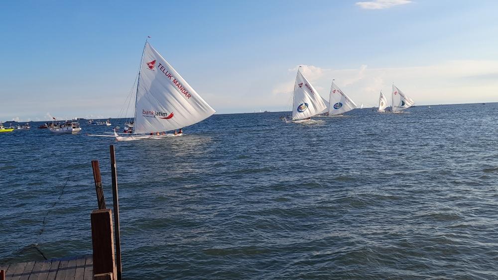 Perahu-Sandeq-saat-tiba-di-Pantai-Balikpapan-Super-Blok-BSB.jpg