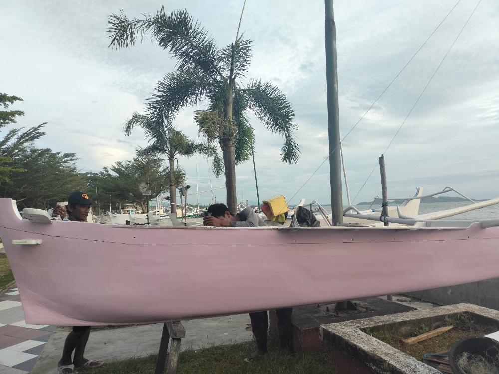 Perahu-nelayan-di-Jl-Bahari-Kelurahan-Wattang-terparkir-akibat-cuaca-buruk.jpg