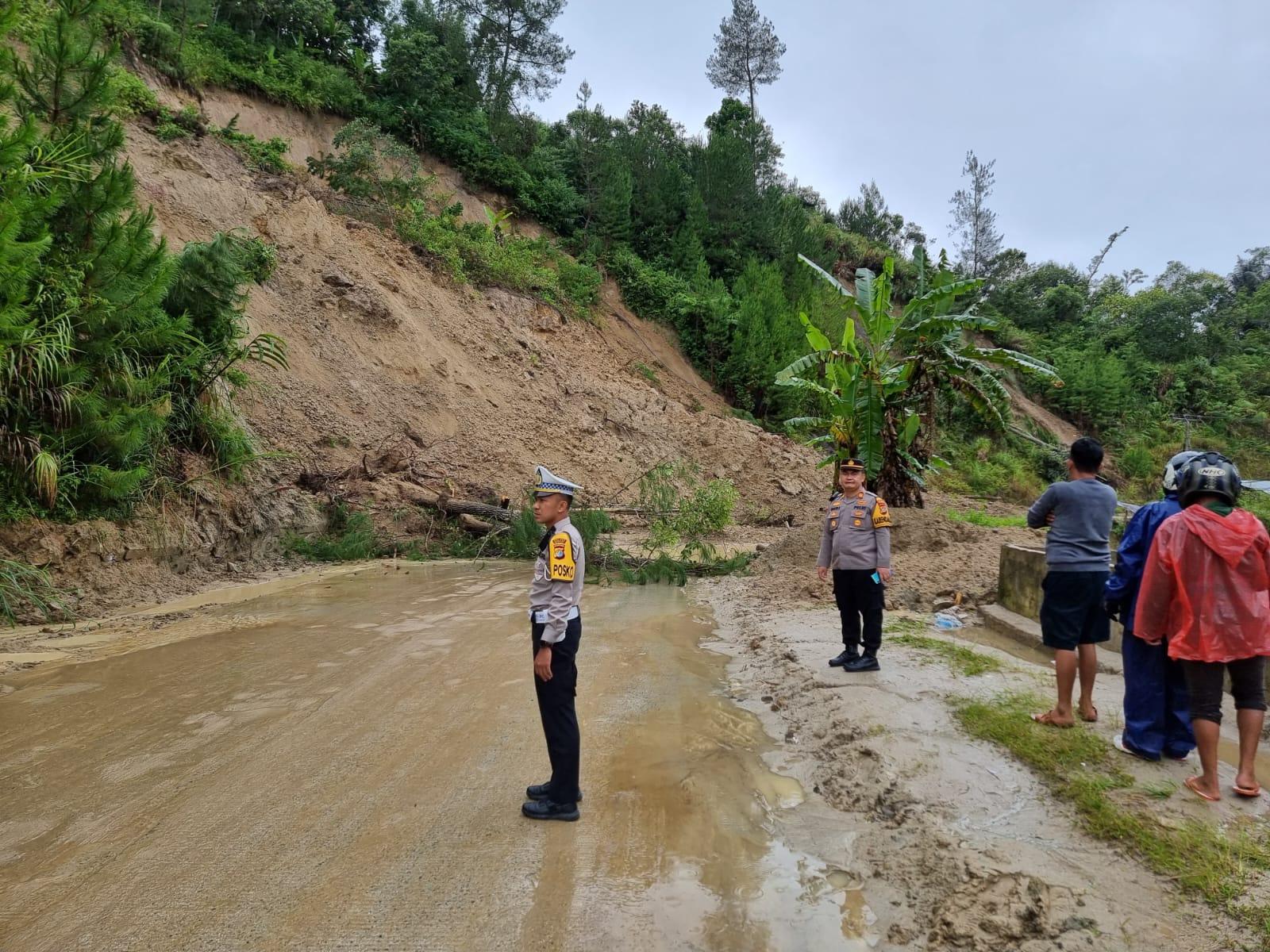 Personel-Polres-Mamasa-sudah-di-lokasi-longsor-Mamasa-Polman.jpg