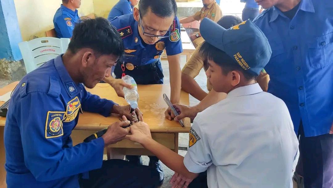 Petugas-Damkar-Pasangkayu-saat-melepaskan-cincin-di-jari-siswa-menggunakan-gurinda-kecil.jpg