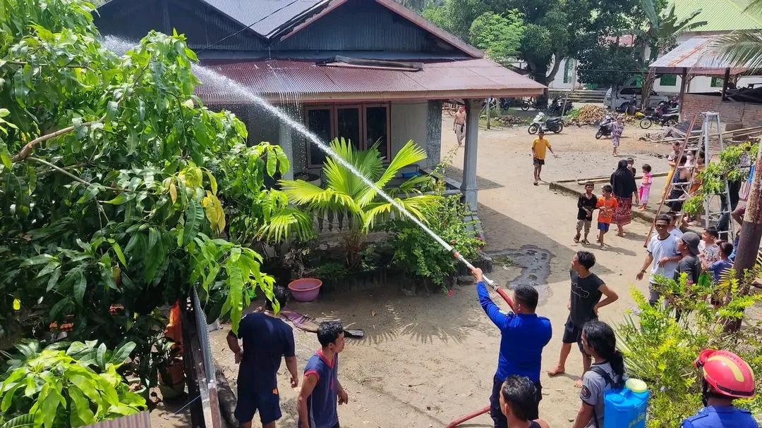Petugas-Damkar-Pasangkayu-saat-memadamkan-api-rumah-terbakar-di-Kecamatan-Bambalamotu.jpg