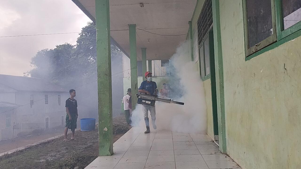 Petugas-Dinkes-Polman-saat-melaksanakan-pengasapan-cegah-DBD.jpg