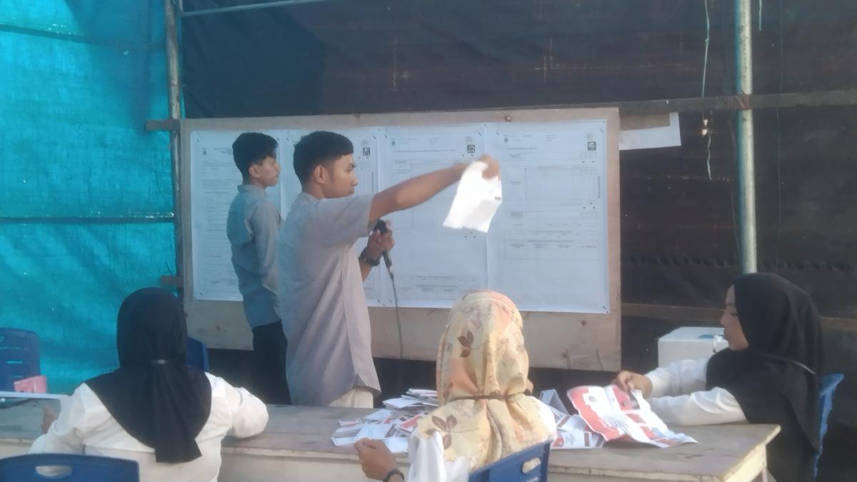 Petugas-KPPS-saat-membacakan-perolehan-suara-Paslon-di-TPS-2-Desa-Tumbu.jpg