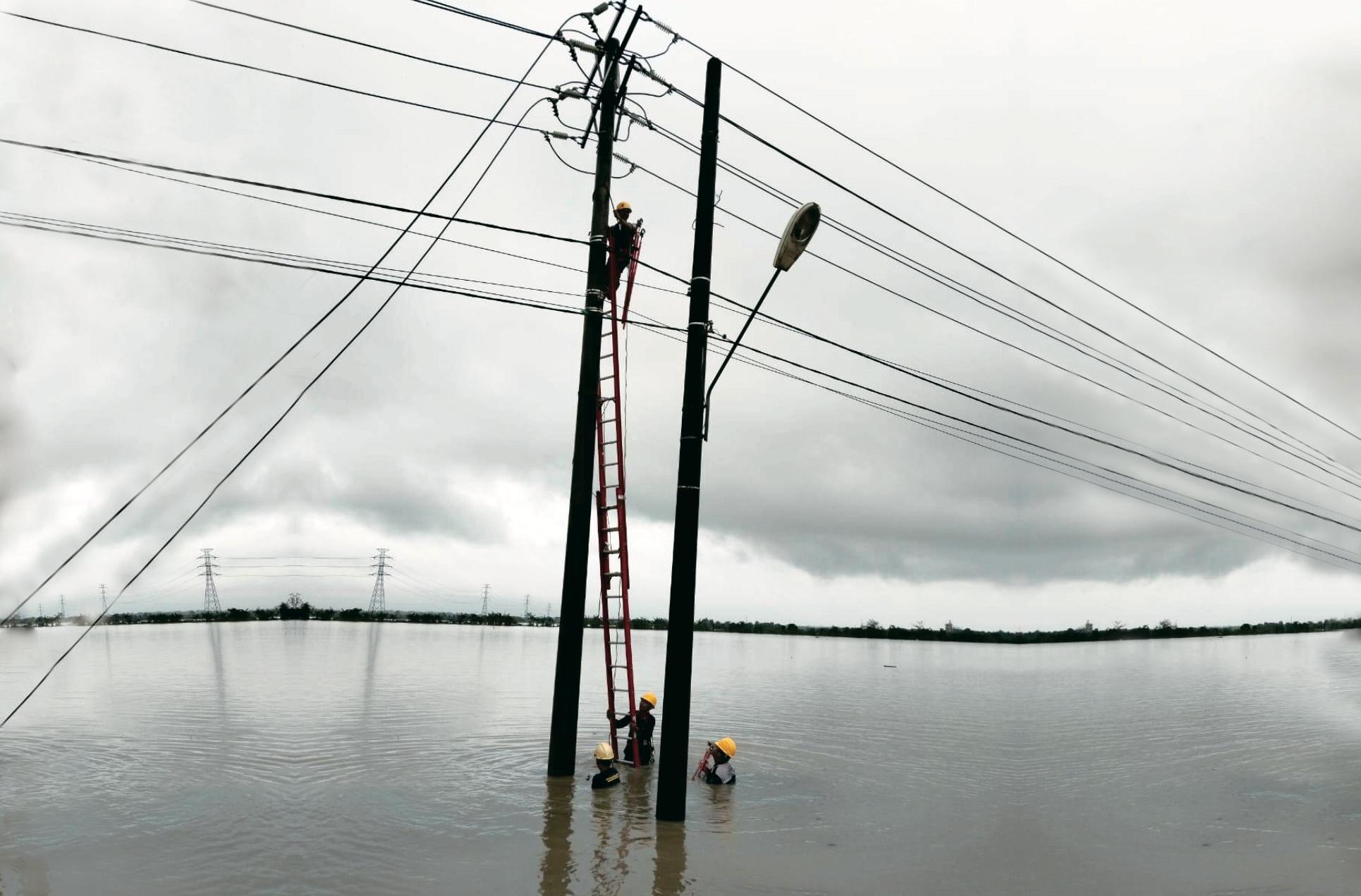 Petugas-PLN-sedang-melakukan-pemutusan-aliran-listrik-akibat-cuaca-ekstrem.jpg