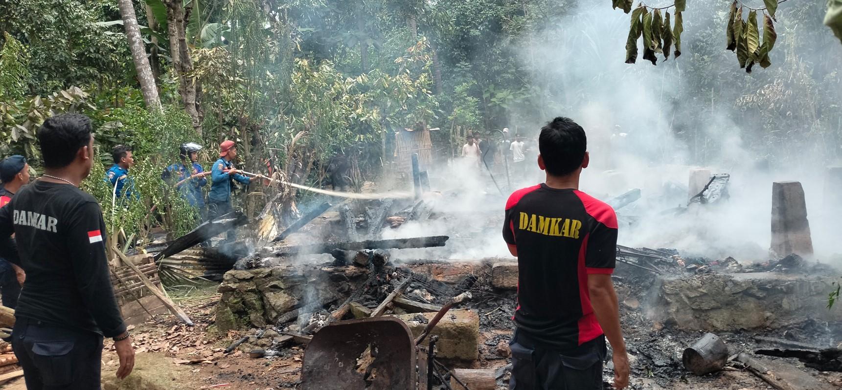 Percikan Api Kompor Ditinggal Saat Masak Mi Instan Diduga Penyebab Rumah Terbakar di Taheo Polman