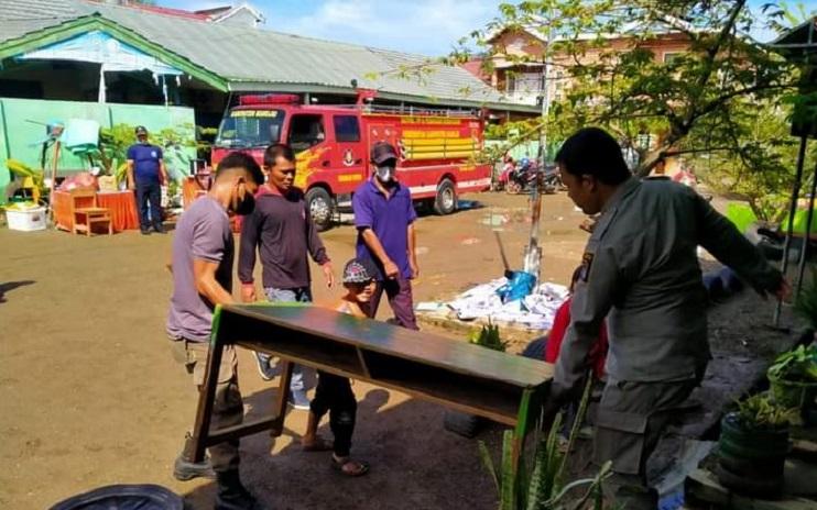 Damkar Mamuju Sasar Fasilitas Unum hingga Masjid Bersihkan Lumpur Sisa Banjir