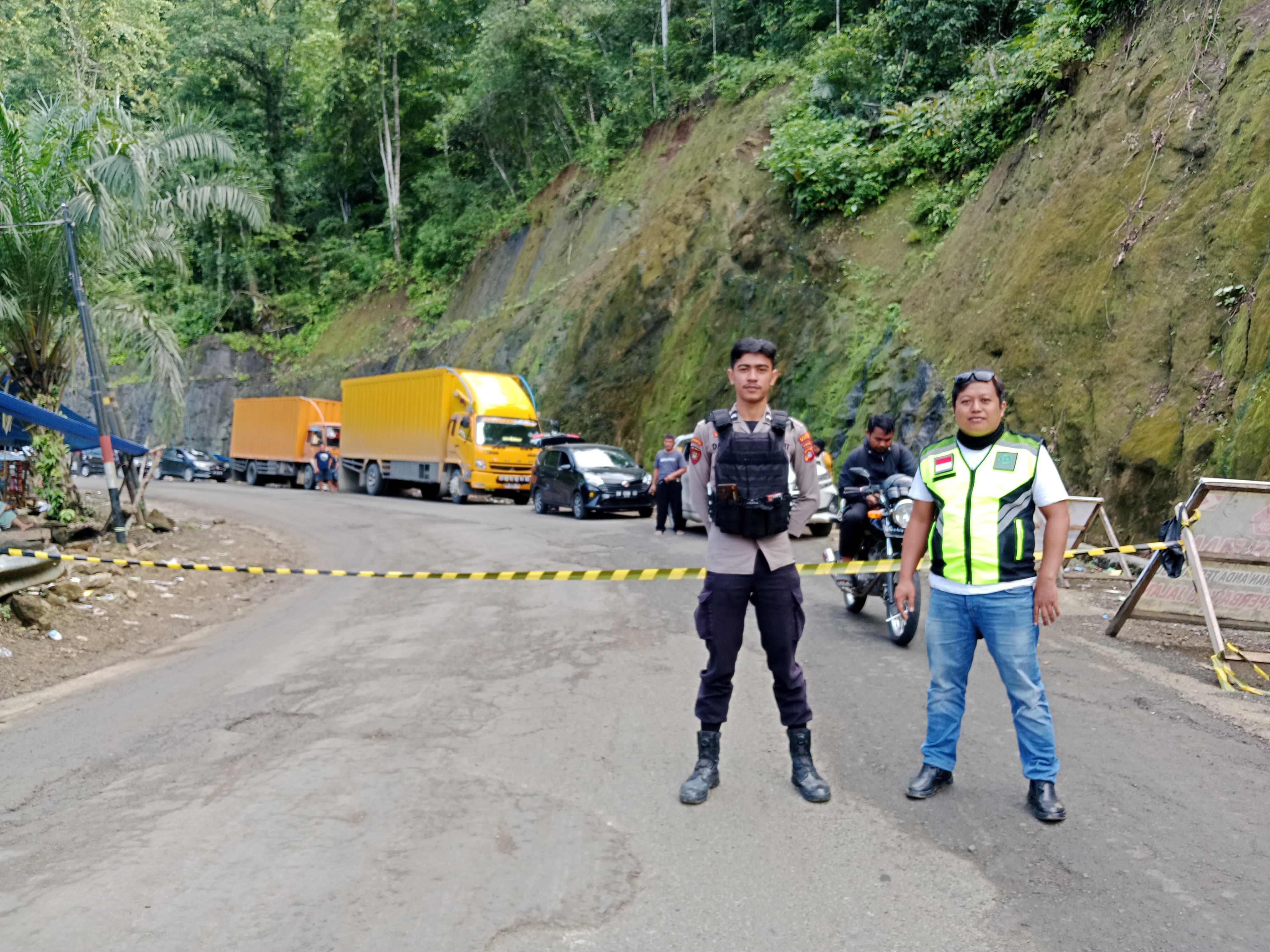 Petugas-dan-polisi-bersiaga-di-jalur-Trans-Sulawesi-karena-ada-pekerjaan-pelebaran-jalan.jpg