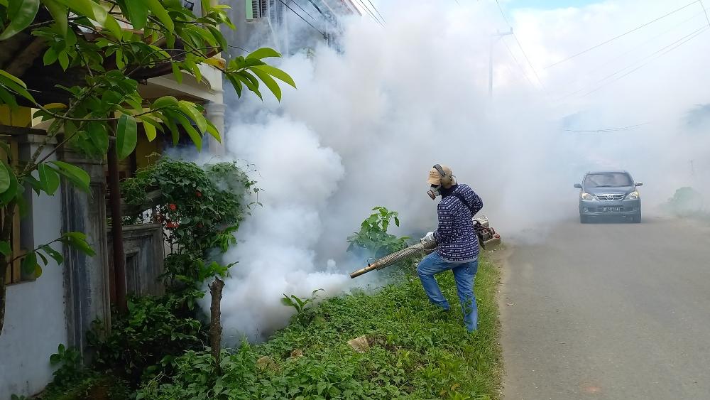 Petugas-dinkes-fogging-di-Jl-Musa-Karim-Kelurahan-Karema-Minggu-2952022.jpg