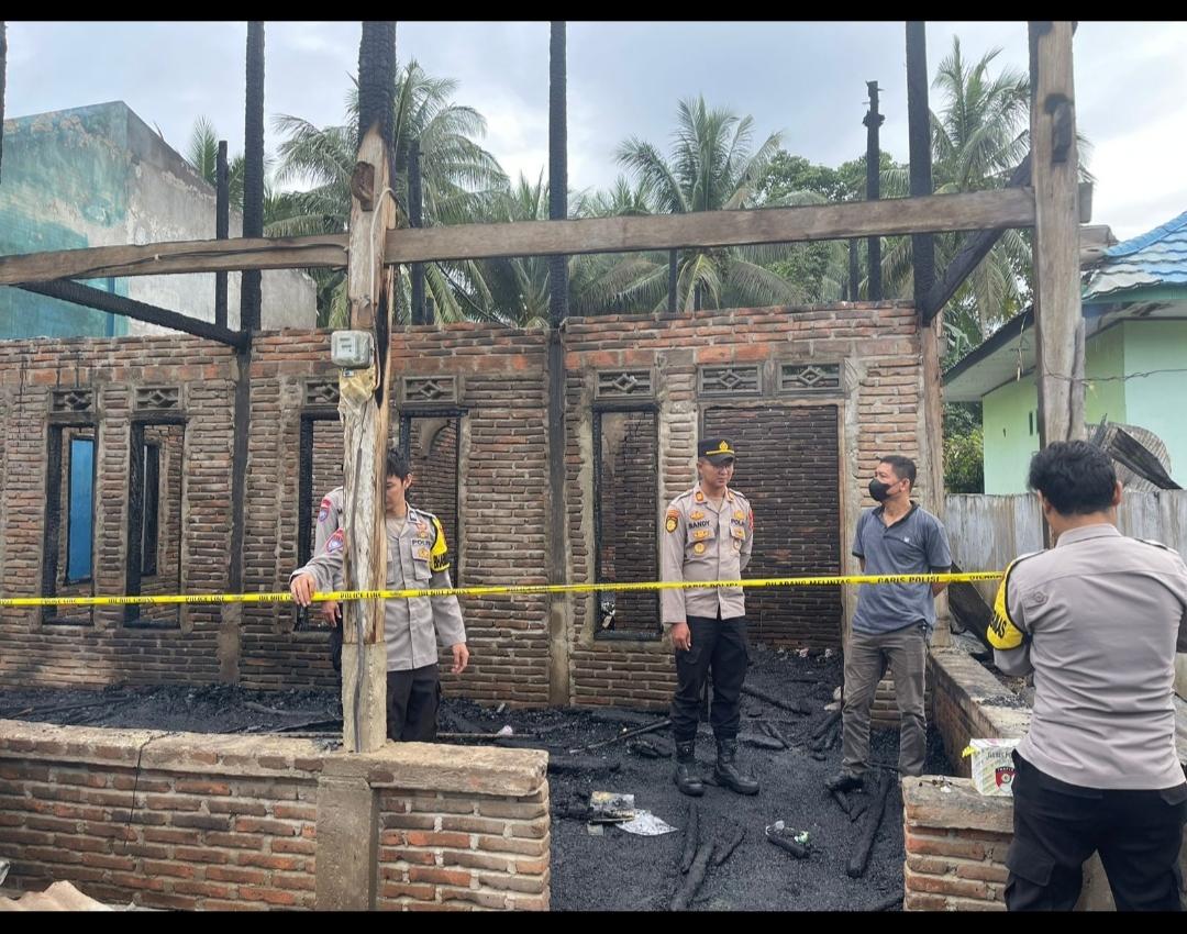 Petugas-memasang-garis-polisi-melingkari-sisa-rumah-ludes-terbakar-di-Desa-Rappang-Barat.jpg